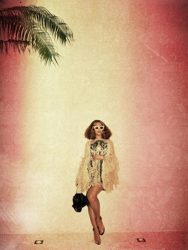 Masih dengan dress yang sama, Beyonce tampil seksi dengan rambut barunya di foto bergaya vintage ini. (Foto: Beyonce.com)