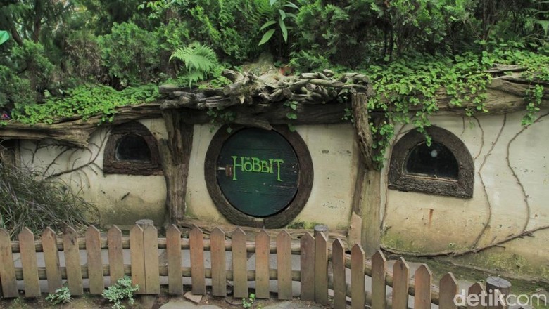 Rumah Hobbit Paraland Resort - Beautiful View With Hobbit ...