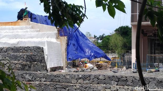  Tim Puslabfor Polri mendatangi area proyek apartemen Pakubuwono Spring, Kebayoran Lama, Jakarta Selatan, Kamis (28/12/2017)