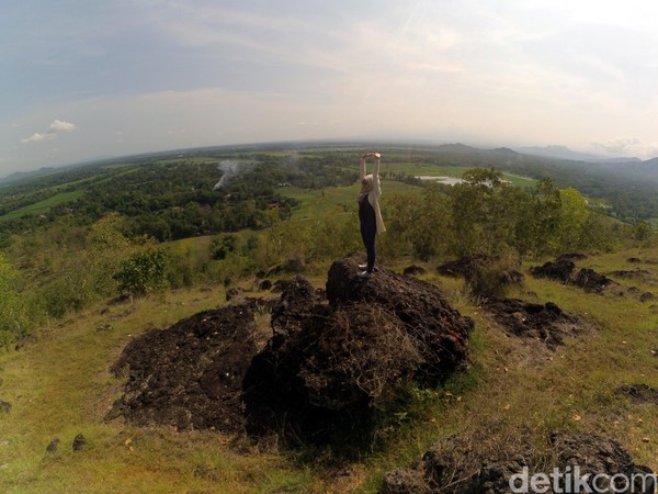 Bukit Panggringan terletak di Desa Padas, Kecamatan Bungkal, Ponorogo. Bukit ini jadi spot kekinian buat anak-anak muda di sana yang mau foto-foto asyik selama liburan akhir tahun. (Charolin/detikTravel) Bukit Panggringan terletak di Desa Padas, Kecamatan Bungkal, Ponorogo. Bukit ini jadi spot kekinian buat anak-anak muda di sana yang mau foto-foto asyik selama liburan akhir tahun. (Charolin/detikTravel)