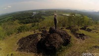 Bukit Panggringan terletak di Desa Padas, Kecamatan Bungkal, Ponorogo. Bukit ini jadi spot kekinian buat anak-anak muda di sana yang mau foto-foto asyik selama liburan akhir tahun. (Charolin/detikTravel)