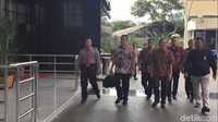 Boediono tiba di KPK, Jalan Kuningan Persada, Jakarta, Kamis (28/12/2017) pukul 09.47 WIB. (Nur-detikcom)