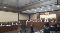 Hakim kemudian menutup sidang. Sidang akan dilanjutkan pada Kamis, 4 Januari 2018, dengan agenda pembacaan putusan sela. (Foto: Faiq Hidayat/detikcom)