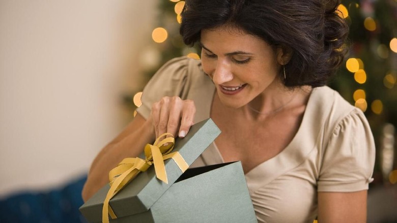 Reaksi Kocak Seorang Ibu Saat Diberi Kado Natal Anaknya/ Foto: Thinkstock Reaksi Kocak Seorang Ibu Saat Diberi Kado Natal Anaknya/ Foto: Thinkstock