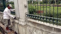 Pemasangan pagar pembatas di sepanjang jalur Kereta Api tersebut dilakukan guna memberikan keamanan dan kenyamanan pengguna jalan dan efektifitas perjalanan Kereta Api.