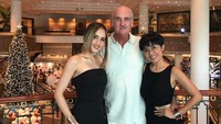 Cinta Laura bersama sang ayah dan bunda saat merayakan Natal di Jakarta. (Dok. Instagram/claurakiehl)
