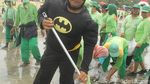 Foto: Sinterklas Sampai Batman Bersih-bersih Pantai Kuta