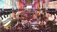 Adalah Slotzilla, sebuah permainan flying fox yang membentang di sepanjang Freemont Street Experience, yang merupakan salah satu pusat perbelanjaan di Las Vegas (youtube/Freemont Street Experience)