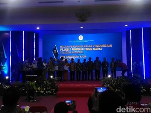 MenPAN-RB Beri Penghargaan kepada Pejabat Teladan Nasional