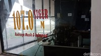 Sayang, beberapa bagian di menara ini sudah tidak terurus dengan baik. Hal ini terlihat dari plafonnya yang berlubang dan ruang radio yang terlantar begitu saja. Semoga ada perbaikan, sehingga Menara Siger menjadi landmark yang sayang untuk dilewatkan. (Bonauli/detikTravel)