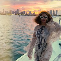 Hampir semua foto tersebut menampilkan Beyonce dalam balutan dress krem menerawang yang seksi. (Foto: Beyonce.com)