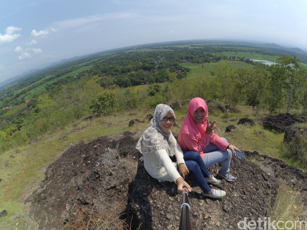 Untuk mencapai puncak Bukit Panggringan, wisatawan diharuskan berjalan kaki sejauh 10-20 menit di jalan setapak yang mengarah langsung ke puncak bukit. Begitu sampai, rasa capek akan terbayar tuntas dengan pemandangan yang tersaji di sana. (Charolin/detikTravel) Untuk mencapai puncak Bukit Panggringan, wisatawan diharuskan berjalan kaki sejauh 10-20 menit di jalan setapak yang mengarah langsung ke puncak bukit. Begitu sampai, rasa capek akan terbayar tuntas dengan pemandangan yang tersaji di sana. (Charolin/detikTravel)