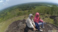 Untuk mencapai puncak Bukit Panggringan, wisatawan diharuskan berjalan kaki sejauh 10-20 menit di jalan setapak yang mengarah langsung ke puncak bukit. Begitu sampai, rasa capek akan terbayar tuntas dengan pemandangan yang tersaji di sana. (Charolin/detikTravel)
