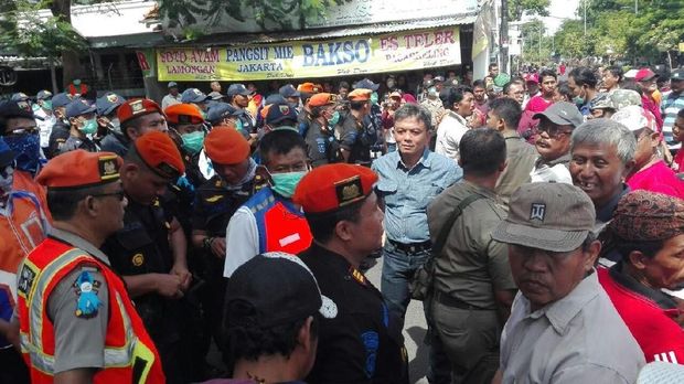 Akibat perlawanan warga, penertiban pun batal