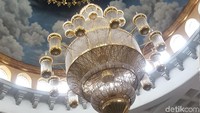 Untuk desain interior juga langsung dirancang oleh Dian Al Mahri. Perempuan ini mendatangkan langsung lampu gantung dari Austria seberat 2,7 ton. Hj Dian juga mau mencari lampu ke luar negeri sesuai dengan rancangannya. (Zunita Amalia Putri/detikcom)
