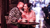 Mereka menghabiskan waktu di kafe. Foto: Instagram/tisthanurma