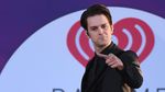 Aksi Panggung Dallon Weekes Sebelum Hengkang dari Panic! At The Disco
