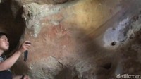 Lukisan ini diyakini sama tuanya dengan lukisan yang telah diteliti oleh ahli purbakala di situs purbakala Leang-leang, sekitar 40 ribu tahun (Muhammad Bakri/detikTravel)
