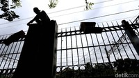 Seorang pekerja tengah menyelesaikan pembangunan pagar pembatas disepanjang sisi Stasiun Cakung, Jakarta, Kamis (28/12/2017).