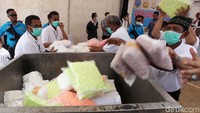 Pil ekstasi dan pil terlarang lainnya dengan berbagai jenis dan warna juga ikut dimusnahkan.