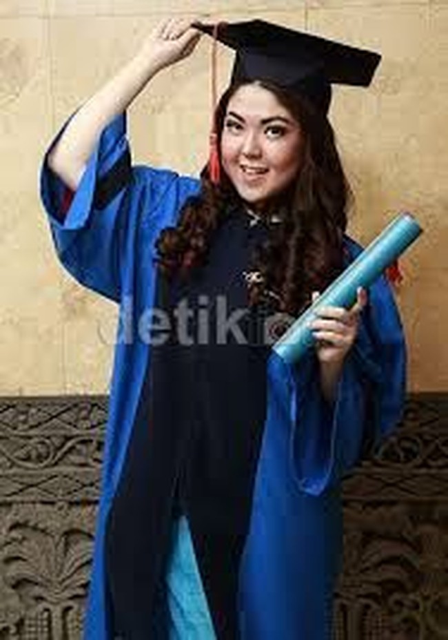 Tina Toon kini telah resmi menyandang gelar Magister Hukum dari Universitas Tarumanegara Jakarta. Tina Toon lulus dengan predikat Cum Laude. Foto: Detikcom