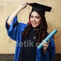 Tina Toon kini telah resmi menyandang gelar Magister Hukum dari Universitas Tarumanegara Jakarta. Tina Toon lulus dengan predikat Cum Laude. Foto: Detikcom