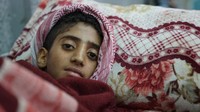 Seorang anak berbaring di ruang gawat darurat karena mengidap kolera di Rumah Sakit Al-Joumhouri, Yaman, pada 3 Mei 2017 lalu. Antara April hingga Juli 2017, tercatat 400.000 kasus dugaan kolera dan membunuh 1.900 orang. Fasilitas kesehatan, air dan sanitasi yang vital telah dilumpuhkan selama dua tahun konflik dan menciptakan kondisi ideal untuk menyebarkan penyakit. Hampir 2 juta anak-anak Yaman kekurangan gizi akut, yang membuat mereka lebih rentan terhadap kolera. Istimewa/UNICEF/Giles for UNOCHA
