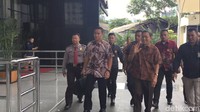 Mengenakan kemeja batik coklat, Boediono datang didampingi 2 orang ajudannya. Seperti biasanya, Boediono ramah merespons wartawan. Foto: Nurin/detikcom