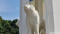 Monumen yang diberi nama Tugu Maung Bandung ini sebelumnya pernah dicibir oleh Wali Kota Bandung Ridwan Kamil yang menyebutnya mirip anjing laut. Tampak pose maung itu seperti murung. (Foto: Tri Ispranoto/detikcom).