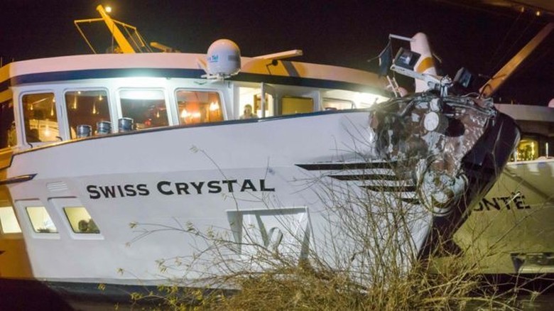 Kapal Pesiar Swiss Tabrak Jembatan di Jerman, 25 Penumpang Luka Kapal Pesiar Swiss Tabrak Jembatan di Jerman, 25 Penumpang Luka