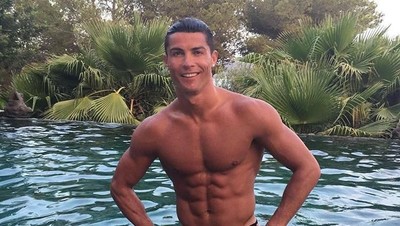 15 Foto Ini Buktikan Cristiano Ronaldo Memang Jago Buat Wanita Jatuh Hati
