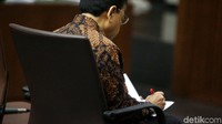 Setya Novanto mencatat jawaban jaksa dalam sidang di Pengadilan Tipikor, Jakarta Pusat, Kamis (28/12).