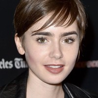 Yang terakhir Lily Colins, dia merupakan artis cantik beralis tebal yang terlihat lebih fresh dengan potongan rambut pendeknya. Foto: Istimewa