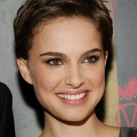 Natalie Portman merupakan salah satu seleb Hollywood yang sangat cocok dengan gaya rambut pendek. meski usianya memasuki 36 tahun, tapi penampilannya masih terlihat seperti 20 tahun. Foto: Instagram, ist