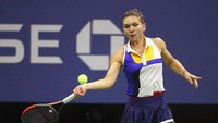 Pilihan kostum Halep saat tampil di Amerika Serikat (AS) Terbuka cukup unik. Dengan atasan putih yang mengekspose bra merah muda dan bawahan biru tua.  Mana favoritmu? (Al Bello/Getty Images)