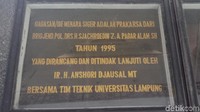 Menara siger diresmikan oleh Gubernur Sjahroedin Z.P. pada 30 April 2008. Menara ini dibangun di titik 0 km di Bukit Gamping Bakauheni, Lampung Selatan. Kira-kira 2,5 jam dari Lampung. (Bonauli/detikTravel)