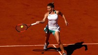 Saat tampil di Prancis Terbuka, Simona Halep mengenakan atasan Adidas Roland Garros Tank asimetris denngan warna dominan putih dengan sedikit corak hijau pada bagian strap dan bawahan.  (Adam Pretty/Getty Images)