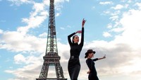 Panjang kaki Ekaterina mencapai 132,8 cm. Berpose di depan Menara Eiffel, Ekaterina pun tampak lebih tinggi dibandingkan model lain di sebelahnya. (Instagram/Ekaterina Lisina)