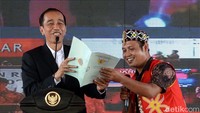 Saat membagikan sertifikat tanah, Jokowi juga biasanya memanggil warga untuk naik ke atas panggung (Foto: Kris-Biro Pers Setpres)