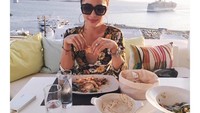 Lihat, betapa serunya jadi Nikita Willy. Sarapan di Mykonos, sebuah pulau di Yunani bagian Selatan yang indah. Foto: Instagram Nikita Willy