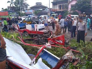 Lintasi Rel Tak Berpalang Pintu, Kereta Kelinci Hancur Tertabrak KA
