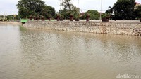 Ada juga jembatan baru dengan lebar 5 meter dan panjang 15 meter.