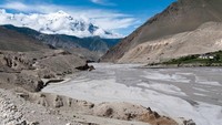 Butuh perjalanan yang tidak mudah dan tidak murah untuk bertemu dengan Suku Mustang yang menetap di ketinggian di atas 3.000 mdpl ini. Beberapa operator tur mematok harga nyaris Rp 50 juta untuk bisa bertemu Suku Mustang. Sebab, medan perjalanannya tidaklah mudah (Eric Campbell/ABC Australia)