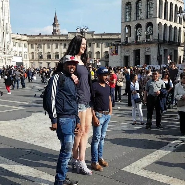 Ketika sedang photoshoot di Milan, orang-orang mengajak Ekaterina berfoto bersama. Mereka takjub dengan ketinggian Ekaterina. (Instagram/Ekaterina Lisina) Ketika sedang photoshoot di Milan, orang-orang mengajak Ekaterina berfoto bersama. Mereka takjub dengan ketinggian Ekaterina. (Instagram/Ekaterina Lisina)