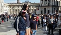 Ketika sedang photoshoot di Milan, orang-orang mengajak Ekaterina berfoto bersama. Mereka takjub dengan ketinggian Ekaterina. (Instagram/Ekaterina Lisina)