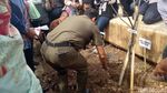 Foto: Aksi Sandi Panen Anggur Warga di Cempaka Putih