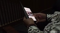 Sekitar 2 kali, Idrus memencet tombol capture di telepon selulernya (Foto: M Abdurrosyid/detikcom)