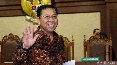 Senyum dan Tawa Novanto Selama Terjerat Kasus e-KTP
