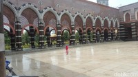 Masjid ini memiliki enam menara yang melambangkan rukun iman. Pilar itu dibalut dengan batu granit dari Italia dengan ornamen melingkar. Di puncak keenam menara itu diletakkan kubah berlapis mozaik emas 24 karat. Sebagian besar bahan untuk membangun masjid ini diimpor dari Italia dan Turki. (Zunita Amalia Putri/detikcom)