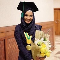 Setelah sempat menunda pendidikan karena membina rumah tangga dengan Teuku Wisnu, Shireen Sungkar akhirnya berhasil meraih gelar sarjana dari Fakultas Ilmu Komunikasi, Universitas Moestopo Beragama, Jakarta, pada April 2017. Saat wisuda, kebaya dan jilbab berwarna biru gelap menjadi pilihan Shireen. Foto: Instagram
